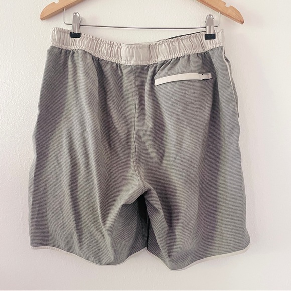 Vuori Banks Hybrid Shorts in Gray Engineered Stripe - Charcoal - Picture 3 of 3